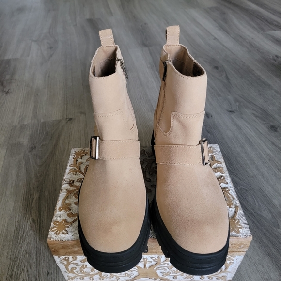 UGG Ashton Short Waterproof Boot - Picture 4 of 10